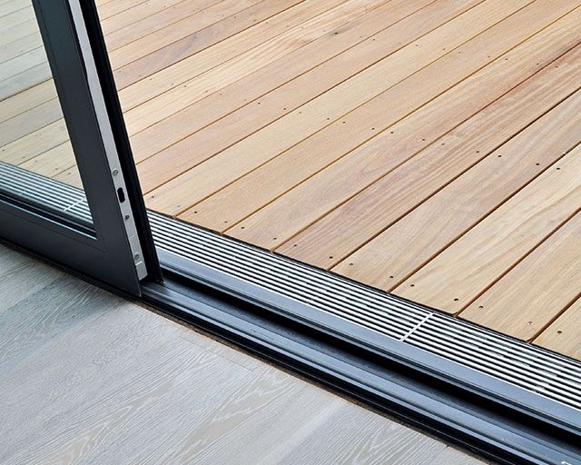Barrier-free thresholds with ACO façade channels